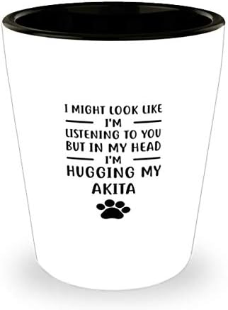 Seni dinliyor gibi görünebilirim ama Kafamın içinde Akita Shot Bardağıma 1,5 Oz Sarılıyorum.